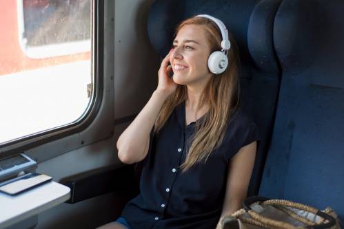 Mujer escucha música