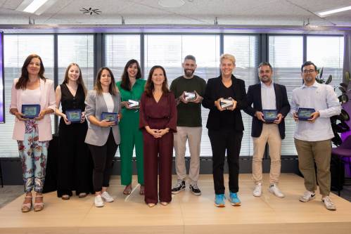 Foto de familia de ganadores y finalistas con Mercedes Oblanca