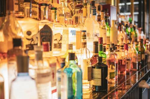 Bodega con multitud de botellas y bebidas alcohólicas