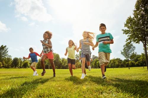 Los expertos recomiendan al menos dos horas diarias de exposición al aire libre. / Shutterstock.