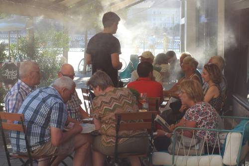 gente en una terraza