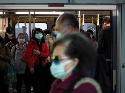Imagen de archivo de varias personas con mascarilla durante la epidemia de covid en Taipei, Taiwán. EFE/EPA/DAVID CHANG
