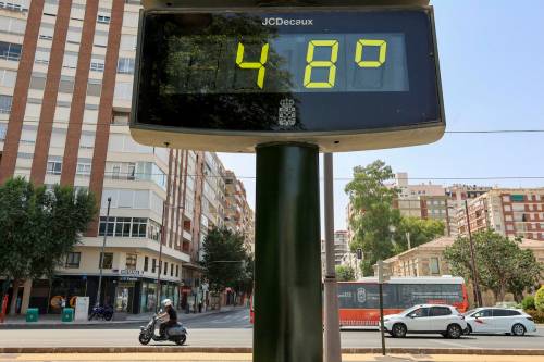Un termómetro marca 48 grados este lunes en Murcia