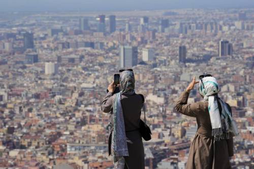 Turistas en el Turó de la Rovira de Barcelona este mes de junio de 2025 en medio de la ola de calor.