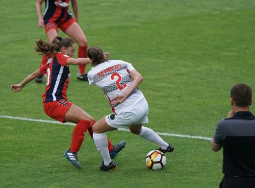 Dos futbolistas en el campo. 
