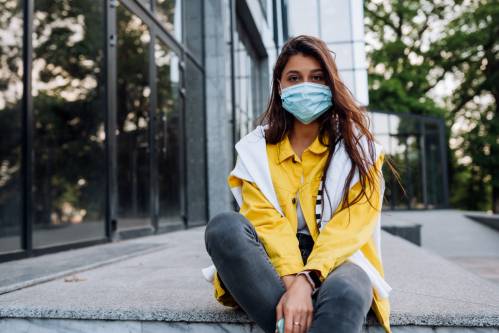 mujer con mascarilla en época de covid