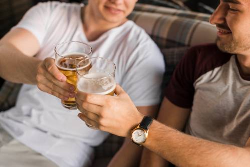 Dos jóvenes adultos bebiendo alcohol. / Maginific