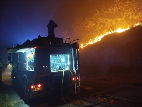 Un vehículo de la Unidad Militar de Emergencias (UME) en labores de extinción en el incendio que afecta a Genestoso, paraje del concejo de Cangas del Narcea, limítrofe con León, en el que se están concentrando los medios aéreos disponibles en Asturias. / EFE