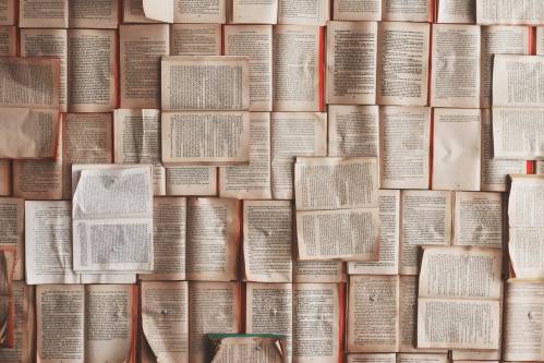 Collage de libros abiertos