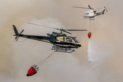 Dos helicópteros realizan labores de extinción 