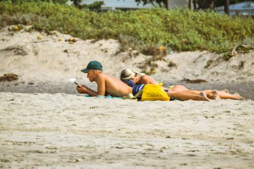 Gente tomando el sol en la playa