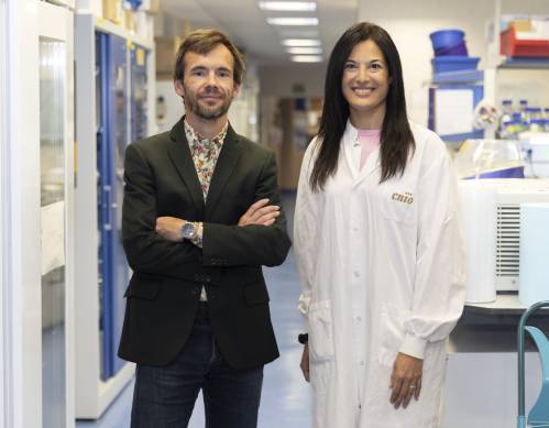 Manuel Valiente y Neibla Priego, en su laboratorio del CNIO