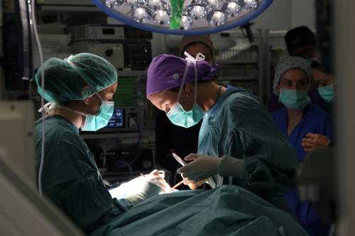 Vall d’Hebron realiza la primera cirugía pediátrica de Europa con un robot que opera a través de una sola incisión