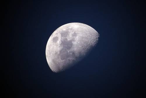 Imagen de la Luna en el cielo