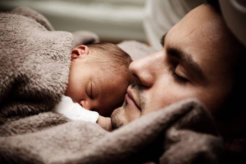 padre con su bebé