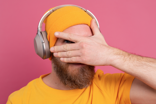 Un estudio revela que el cuerpo parpadea al compás de la música de forma involuntaria. / Freepik