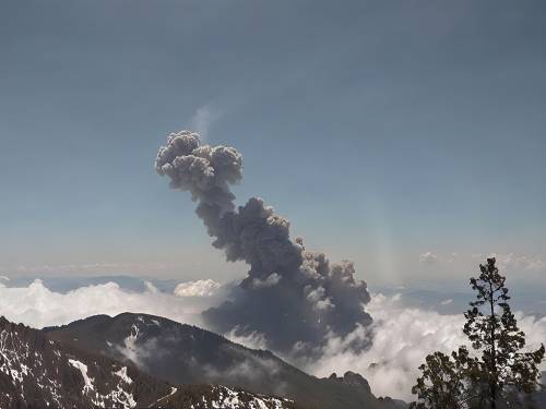 Una de las erupciones del volcán de Colima (México), en enero de 2013