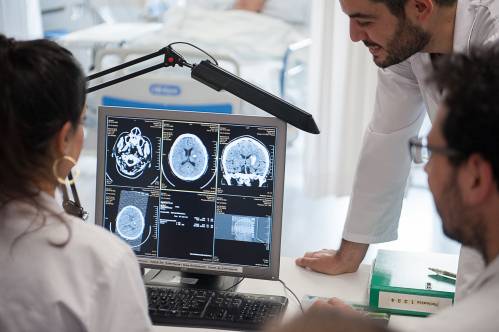 Médicos observando una pantalla