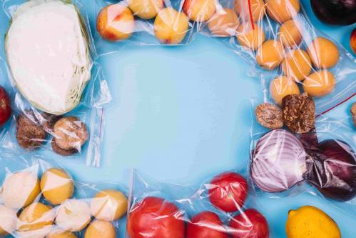 Comida en bolsas de plástico transparente