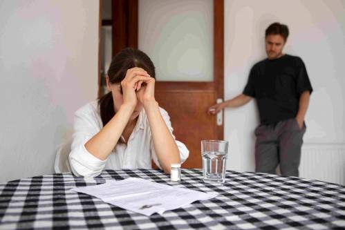 Dos personas jóvenes con problemas financieros