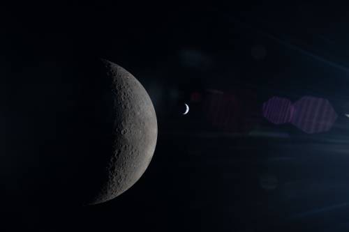 la Luna y la Tierra aparecen alineadas en el mismo encuadre, ambas parcialmente iluminadas por el Sol
