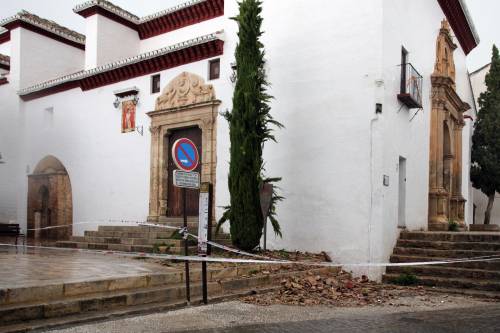 Destrozos en la tejado de la torre de la Iglesia de San Miguel el Bajo, en el Albaicín