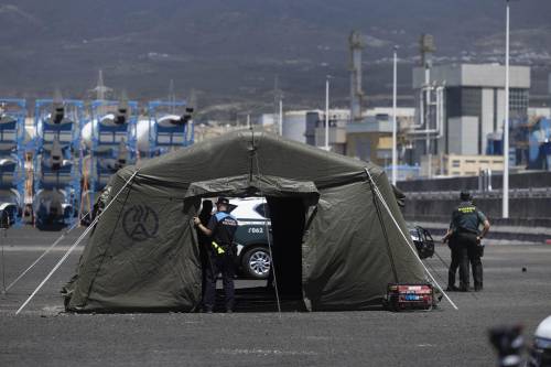 Agentes de la Guardia Civil y de la Policía Portuaria junto al puesto de mando instalado este viernes en el puerto de Granadilla, en Tenerife, con motivo de la llegada del crucero MV Hondius