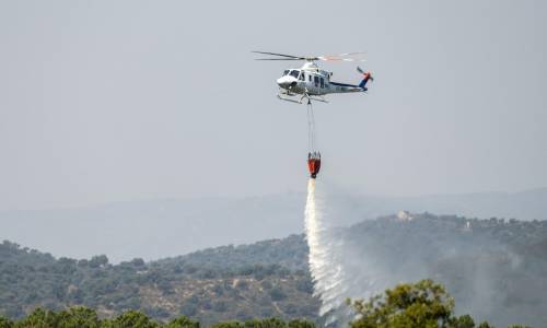 Un helicóptero trabaja en la extinción del incendio producido en el parque natural de Despeñaperros (Jaén)