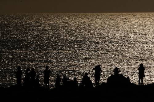 gente mirando el eclipse en España