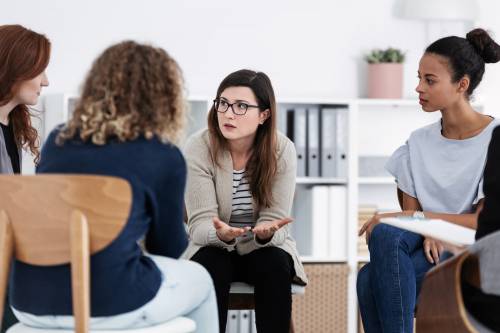mujeres hablando