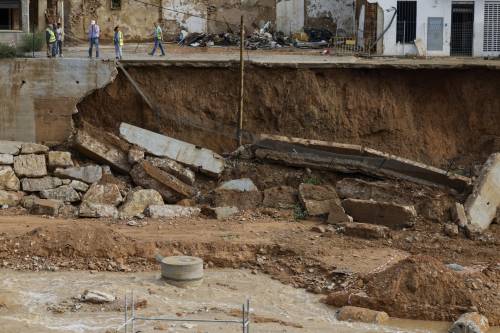 Técnicos revisan el barranco del Poyo