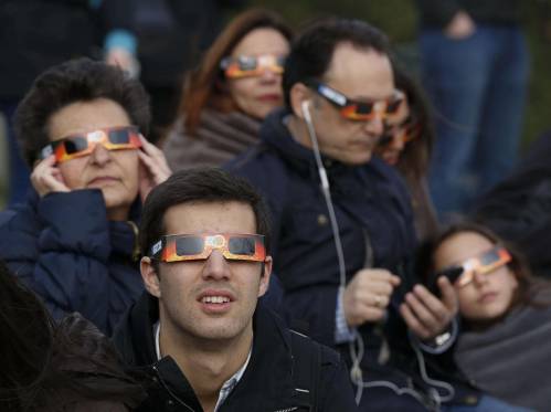 personas viendo el eclipse