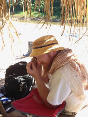 El paleobiólogo Erik Seiffert inspeccionando un pequeño fósil en el sitio de Santa Rosa en el Perú amazónico. Crédito: Dorien de Vries