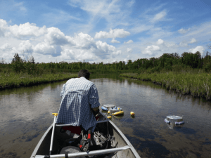 Procedimiento de muestreo de la ebullición de metano en un río de Wisconsin. / Luke Loken