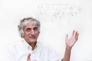 John Martinis posa delante de un esquema de circuitos. / Álvaro Muñoz