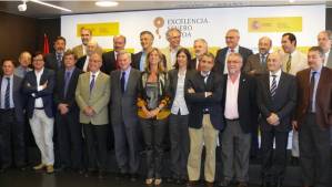 Ministra de Ciencia e Innovacion junto a los directores de los centros candidatos