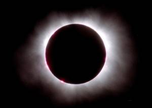La corona solar vista en el cielo de Bucarest