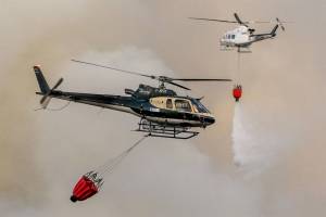 Dos helicópteros realizan labores de extinción 
