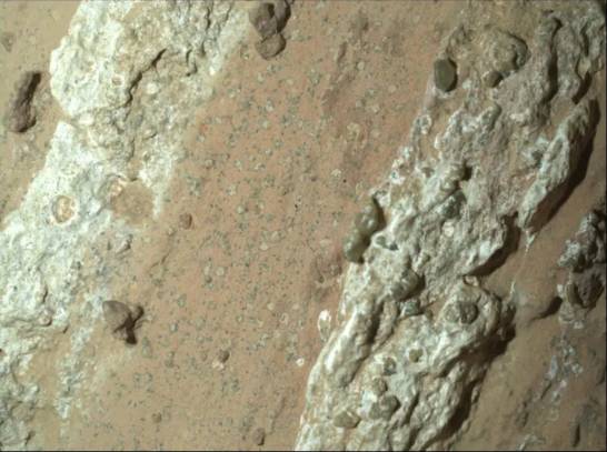 Photo: agenciasinc.es NASA's Curiosity Rover Discovers Unseen Strange Cavities on Mars Rocks