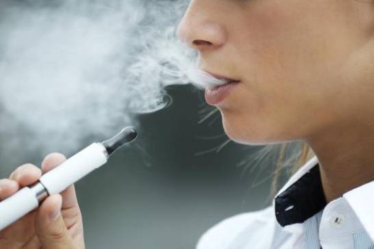 El vapor de los cigarrillos electrónicos produce tres veces menos  partículas que el humo del tabaco