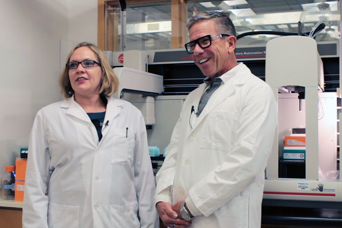 Angela Rasmussen y Michael Katze en su laboratorio de la Universidad de Washington, donde estudian las interacciones huésped-virus. / Brian Donohue