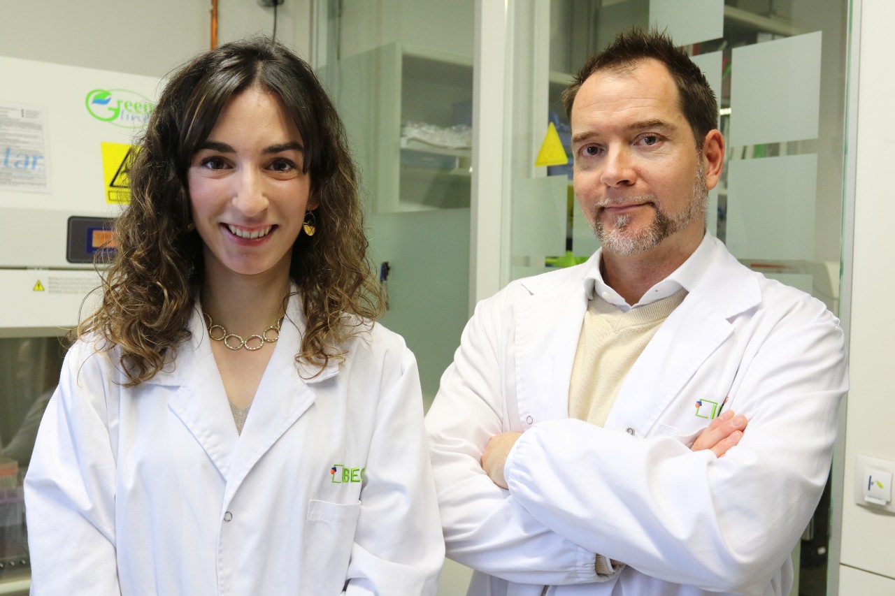 Los investigadores Meritxell Serra y Samuel Sánchez
