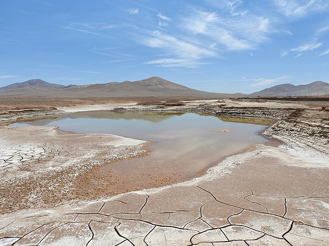 Laguna hipersalina formada en el corazón del desierto de Atacama tras las inusuales lluvias. / Carlos González Silva