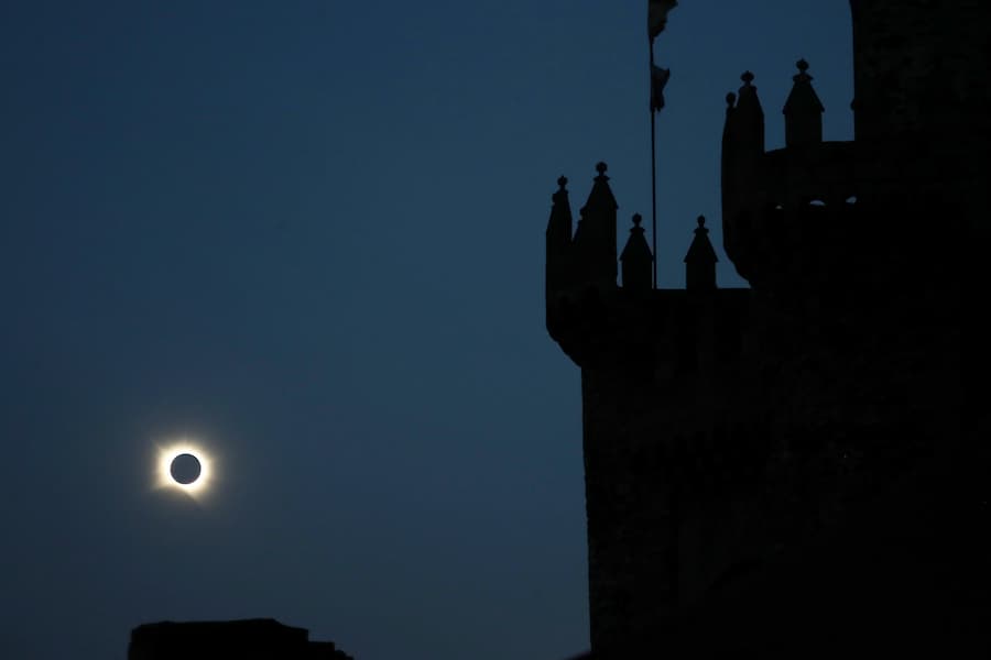 Castillo de los Templarios de Ponferrada, uno de los principales puntos de encuentro científico internacional para seguir el eclipse total de Sol. / EFE/Ana F. Barredo