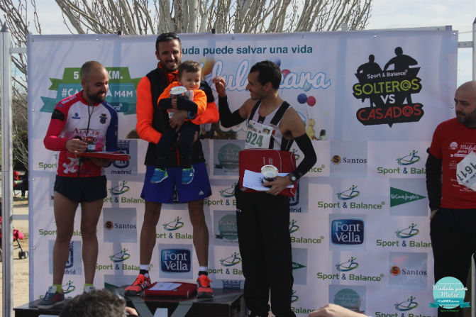 Chema Martínez con Mateo en el podio de la carrera "Médula para Mateo". / Runonline