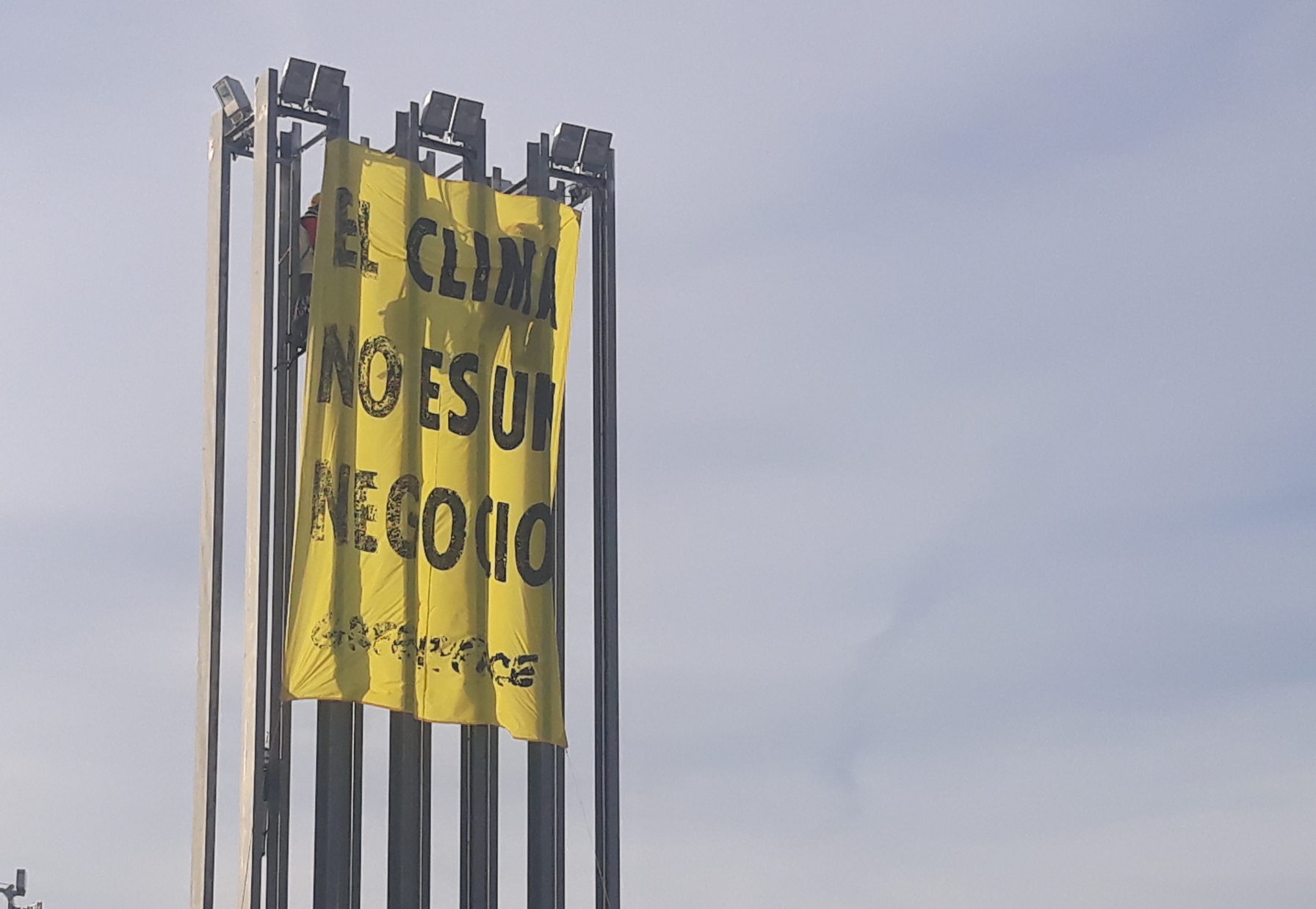 Los ecologistas de Greenpeace colgaron estos paneles el viernes a las puertas de la COP25. / SINC