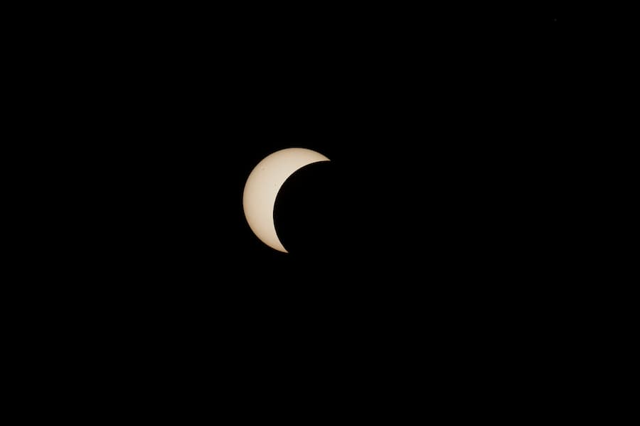 Eclipse solar visto desde la localidad de Yebes, Guadalajara. / EFE - Ismael Herrero