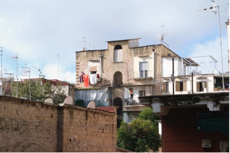 El barrio Sanitá estaba controlado por la Camorra y se había mantenido fuera del foco turístico. Ahora es una pequeña capsula del tiempo del Nápoles más genuino. / Alejandro Muñoz