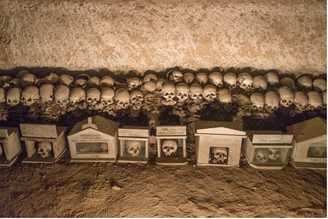 El cementerio delle Fontanelle custodia una tradición muy particular, el culto del anime pezzentelle. / Dominik Matus