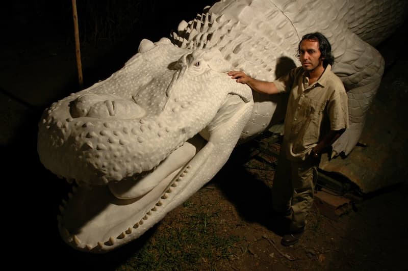 El paleontólogo peruano Rodolfo Salas Gismondi junto a una reconstrucción del caimán gigante Purussaurus en el Museo de Historia Natural de Lima. Crédito: Patrice Baby (IRD).